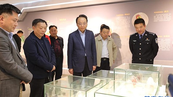 市委常委、政法委書(shū)記楊健蒞臨縣禁毒教育基地參觀指導(dǎo)