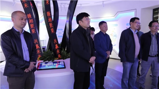 省發(fā)改委二級(jí)巡視員曾洪暉一行來上栗調(diào)研指導(dǎo)工作，并參觀由立標(biāo)展覽布展的贛湘合作產(chǎn)業(yè)園展示館